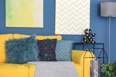 Sarı kanepeli modern oturma odası.