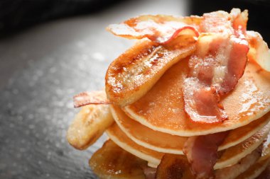 Pastırma ve kızarmış muz, closeup ile Pancakes