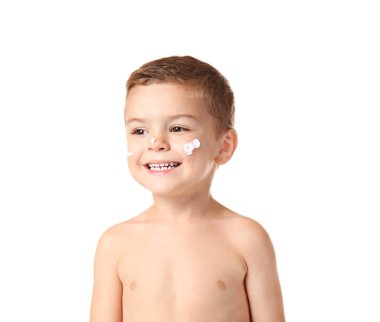 Sevimli küçük çocuk güneş kremi yanaklarını beyaz arka plan üzerinde