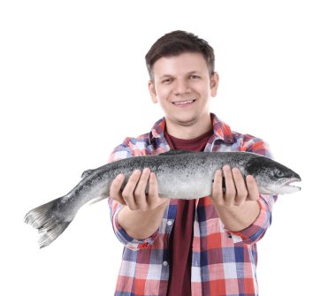 Genç adam beyaz izole taze Çiğ somon holding