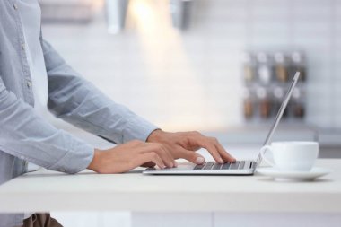 Genç adam dizüstü bilgisayar kullanıyor 