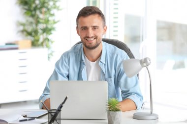 Ofiste çalışan erkek programcı