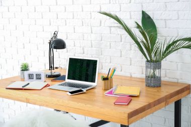 Masa üstünde laptop ile rahat çalışma alanı