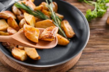 Rosemary ile lezzetli fırında patates parçaları 