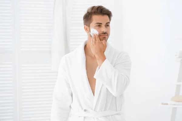 Hombre aplicando crema facial —  Fotos de Stock