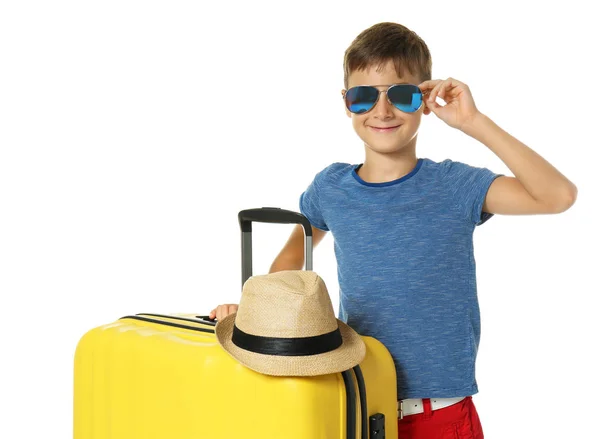 Roztomilý malý kluk s velkým kufrem na bílém pozadí — Stock fotografie
