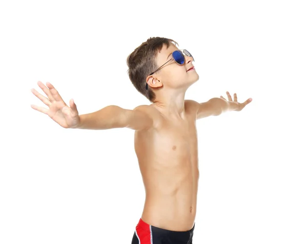 Lindo niño pequeño con gafas de sol sobre fondo blanco — Foto de Stock