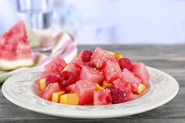 Prato de salada fresca com melancia na mesa, close-up — Fotografia de Stock