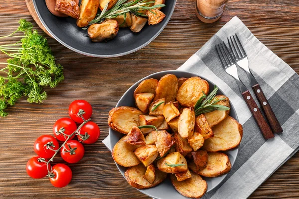Samenstelling met plaat van rozemarijn gebakken aardappelen — Stockfoto