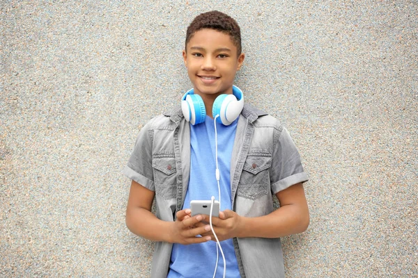 Afro-amerykańskich nastolatek noszenie słuchawek — Zdjęcie stockowe