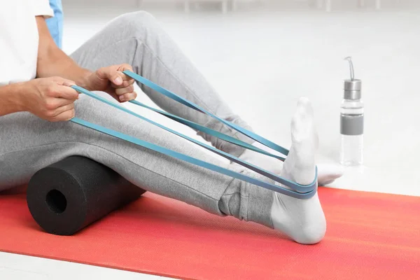 Patient doing exercise during physiotherapy session in clinic — Stock Photo, Image