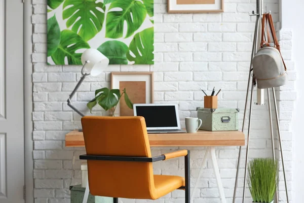 Vakkert interiør i moderne rom med komfortabel arbeidsplass – stockfoto