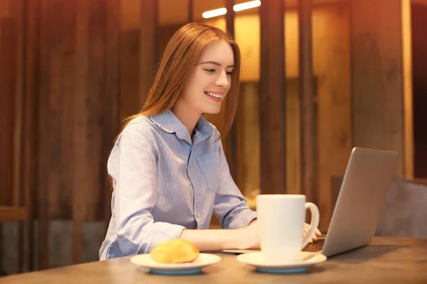 Jeune femme responsable marketing travaillant dans un café — Photo