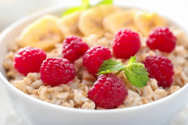 Farina d'avena saporita con frutta in ciotola, da vicino — Foto Stock