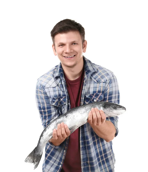 Młody człowiek gospodarstwa świeże surowego łososia, na białym tle — Zdjęcie stockowe