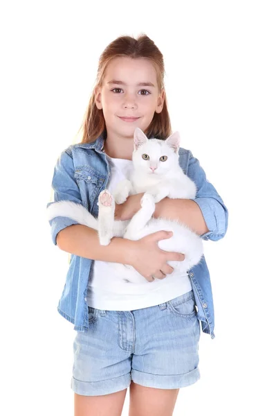 Dziewczynka w ubrania dorywczo gospodarstwa ładny kot, na białym tle — Zdjęcie stockowe