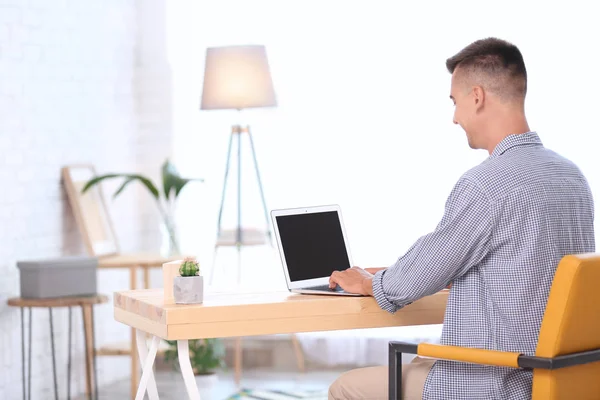 Jovem homem usando laptop — Fotografia de Stock