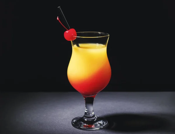 Glas mit leckeren exotischen Cocktails — Stockfoto