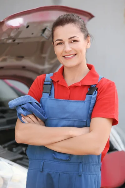 Młoda kobieta mechanik w pobliżu samochodu na zewnątrz — Zdjęcie stockowe