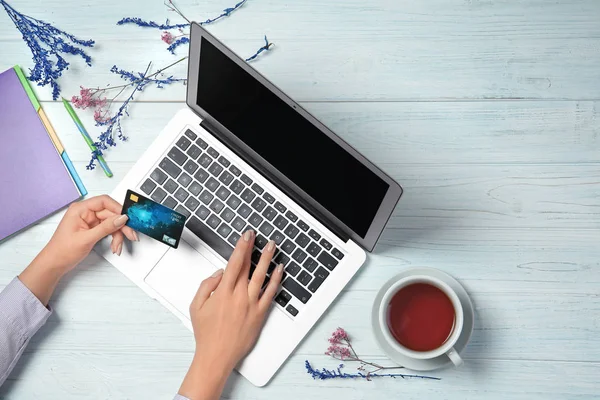 Vrouw met laptop en credit card — Stockfoto