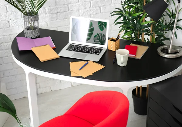 Comodo posto di lavoro con computer portatile sul tavolo — Foto Stock