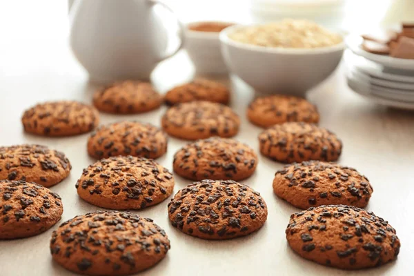 Galletas de avena con chispas de chocolate en la mesa — Foto de Stock