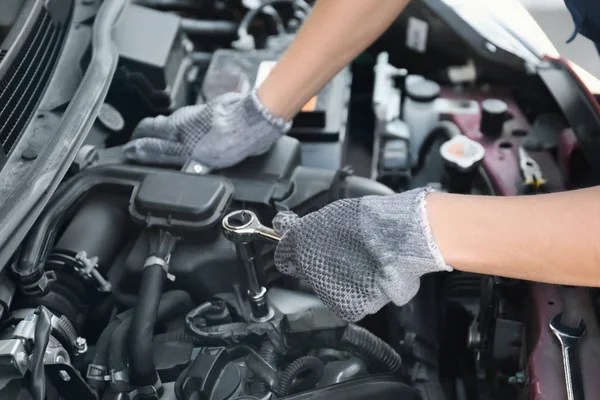 Jonge vrouwelijke monteur reparatie auto — Stockfoto