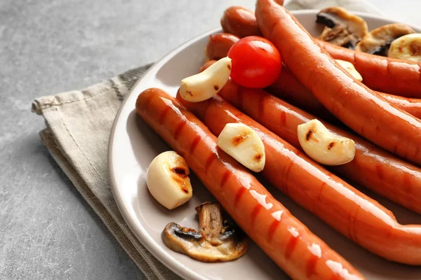 Grilled sausages served with garlic — Stock Photo, Image