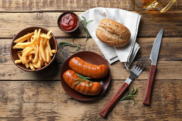 Prato com deliciosas salsichas grelhadas — Fotografia de Stock