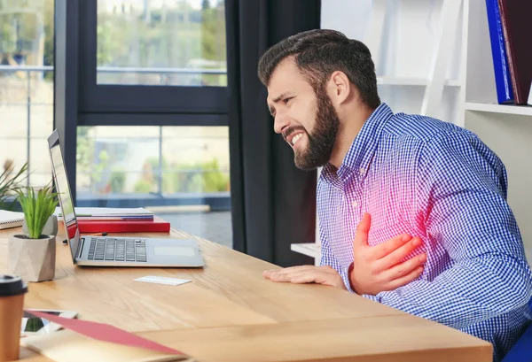 Genç adam office göğüs ağrısı muzdarip — Stok fotoğraf