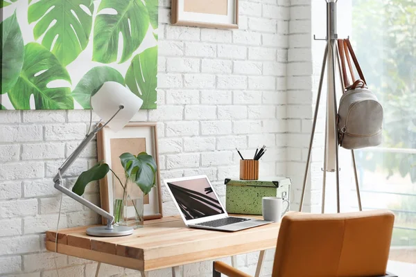 Lieu de travail confortable avec ordinateur portable à l'intérieur de la belle chambre moderne — Photo