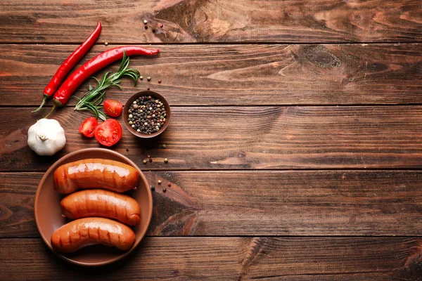 Composition avec saucisses grillées, poivre et légumes — Photo