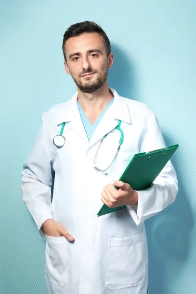 Médico masculino com área de transferência em fundo de cor — Fotografia de Stock