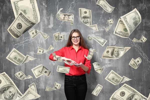 Mujer joven con dinero sobre fondo gris —  Fotos de Stock