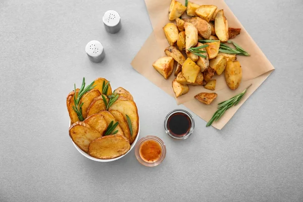 Composição com tigela de batatas de alecrim saborosas — Fotografia de Stock