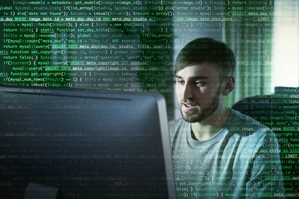 Homem a trabalhar com computador à mesa. Conceito de ciberataque — Fotografia de Stock
