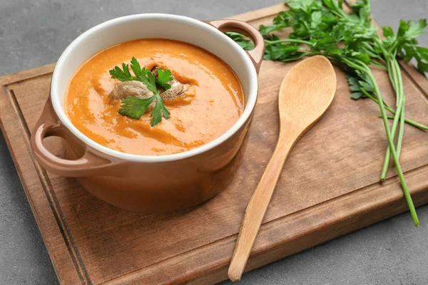 Casserole avec soupe à la crème de lentilles maison — Photo