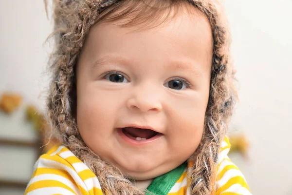 Bebê adorável em chapéu de malha no fundo borrado — Fotografia de Stock