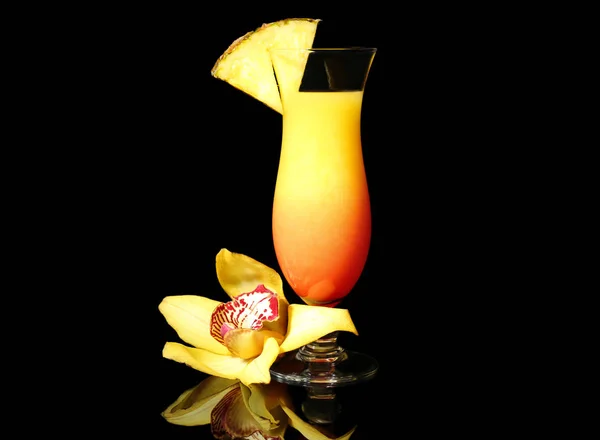 Glas met lekkere exotische cocktail — Stockfoto