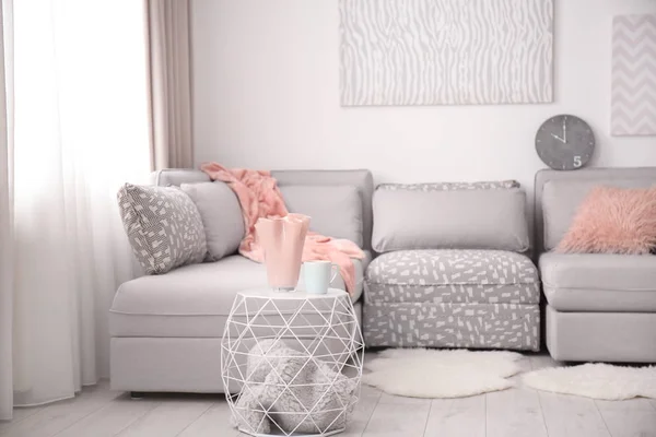 Modern inredning med bekväm soffa — Stockfoto