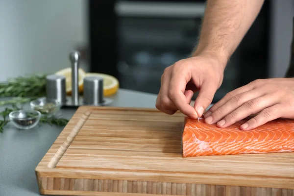 Человек готовит филе лосося — стоковое фото