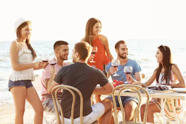 Jeunes gens faisant une fête barbecue sur la plage — Photo