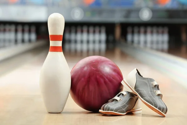 Cipők, a PIN-kódot és a labda bowling club emeleten — Stock Fotó