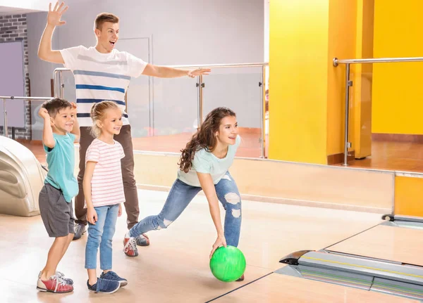 Family having fun in bowling club — Stock Photo, Image