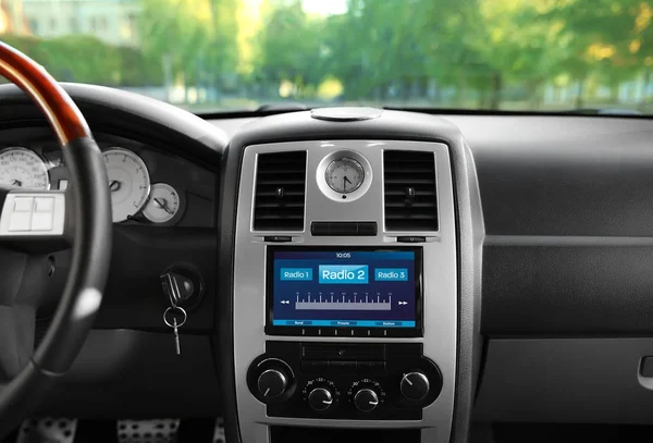 Récepteur stéréo In-dash avec radio dans la voiture — Photo
