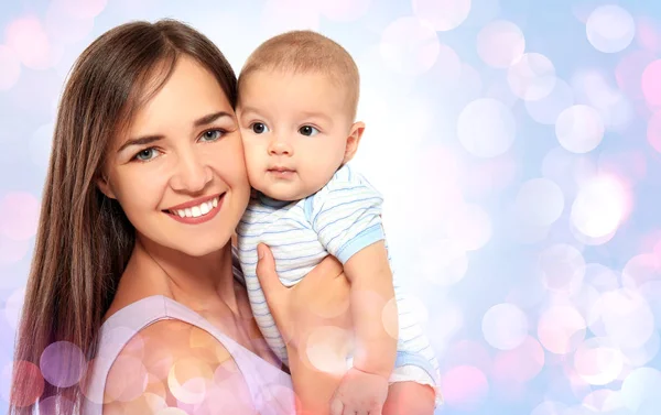 Jovem feliz com bebê bonito — Fotografia de Stock