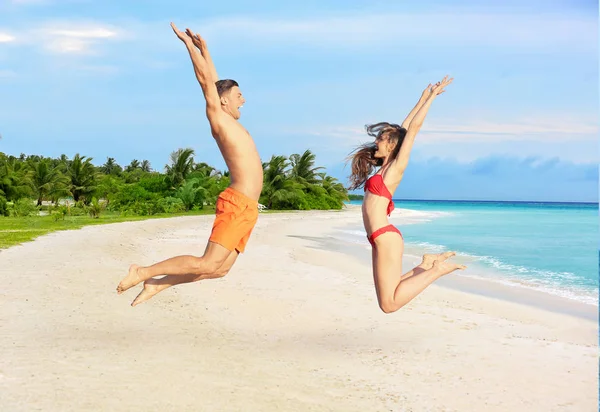 Молодая пара на пляже в тропическом курорте — стоковое фото