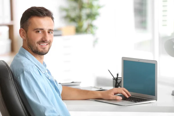 Manlig programmerare som arbetar på kontoret — Stockfoto