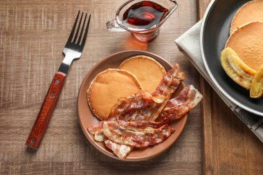 Plaka üzerinde pastırma ile lezzetli gözleme