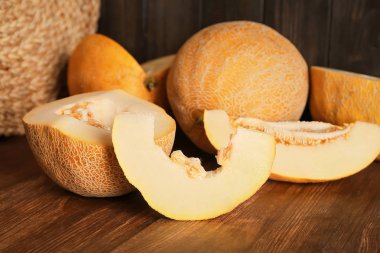 ahşap masa üzerinde olgunlaşmış kavun